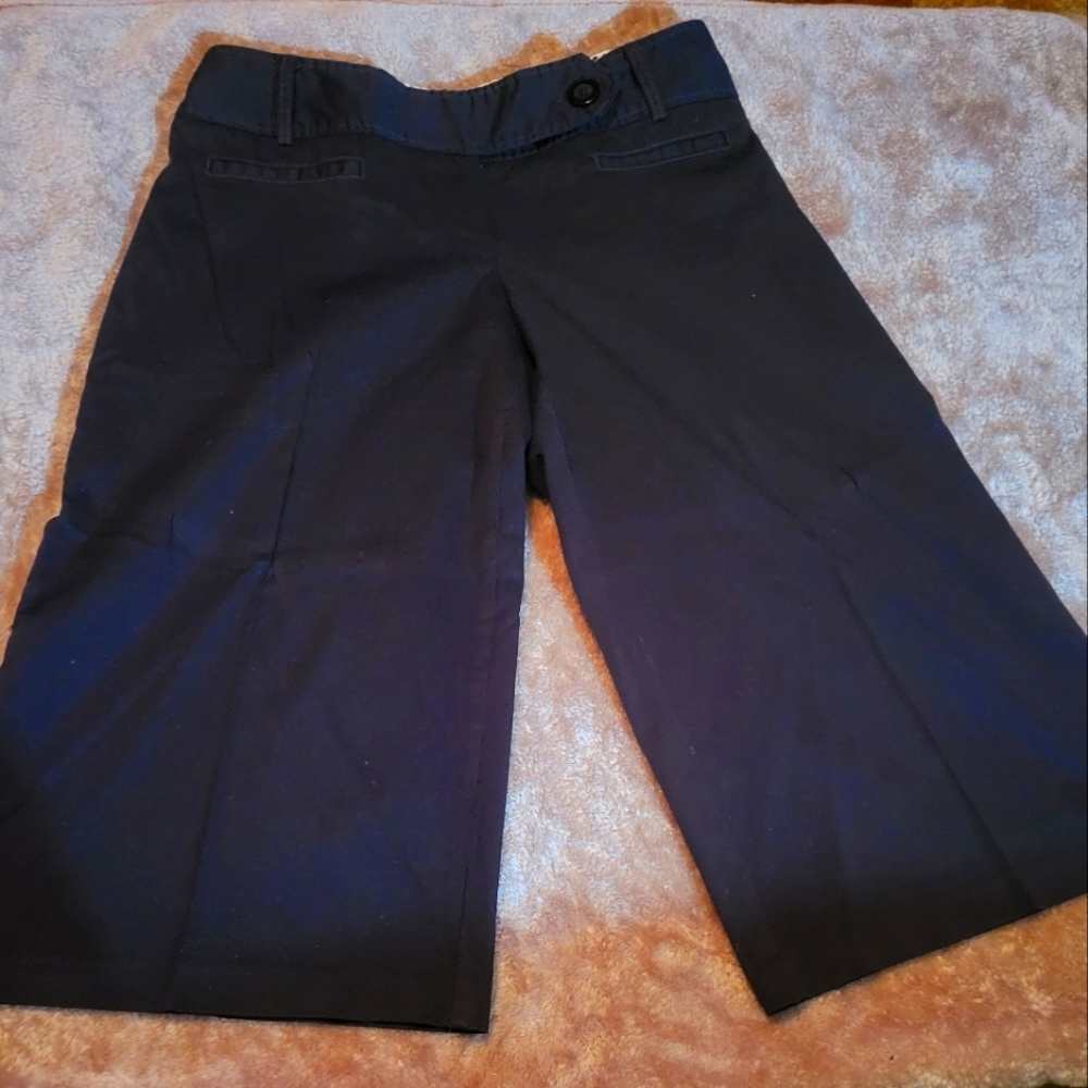 "No Boundaries" black crop pant.